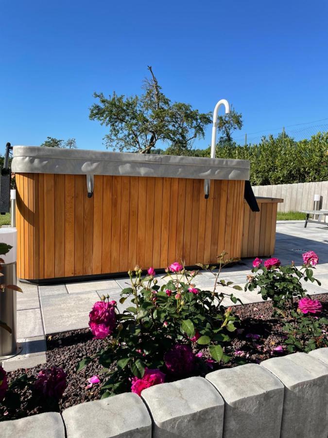 Chez La Rose Luxueuse Cottage Avec Jacuzzi Rouvres-la-Chetive Luaran gambar